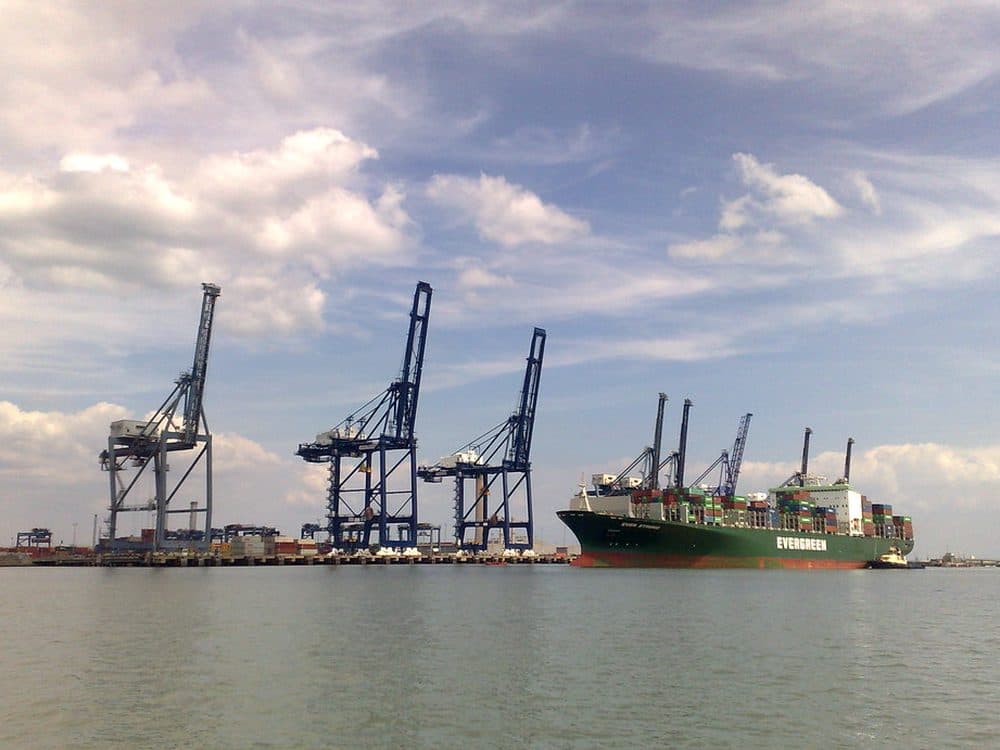 Buque portacontenedores cargando en un puerto internacional